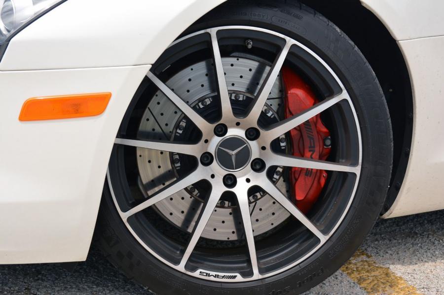  Mercedes-Benz SLS AMG GT Roadster 2013 года  (фото 28 из 37)